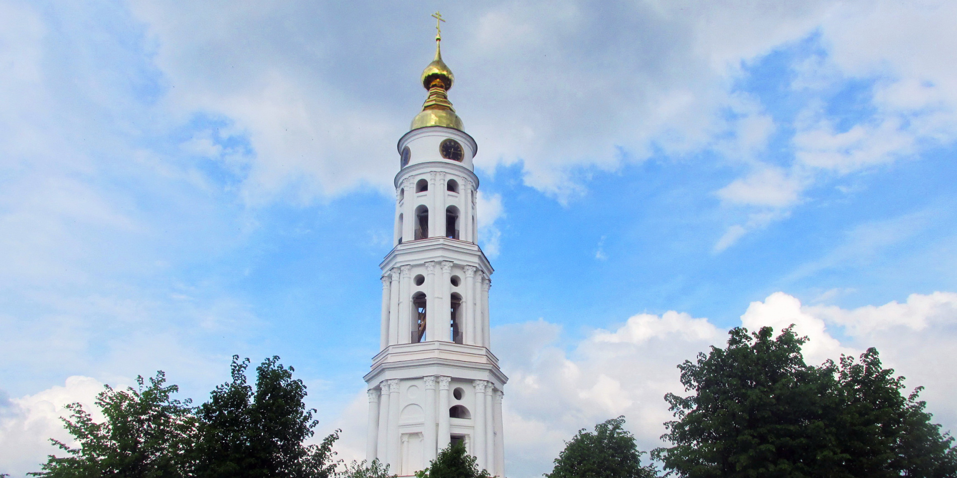 Колокольня храма Троицы Живоначальной.