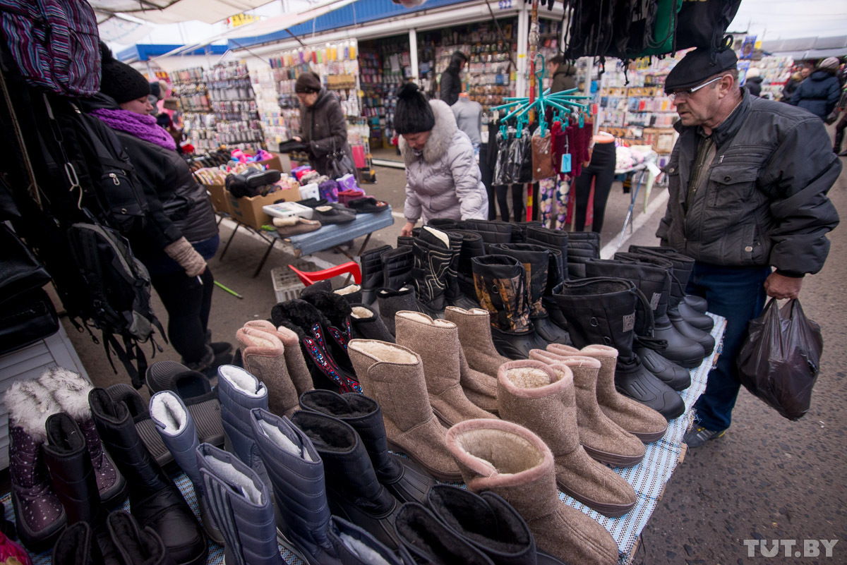 Мужская обувь рынок. Рынок обуви. Базар обуви. Ботинки с рынка. Зимняя обувь на рынке.